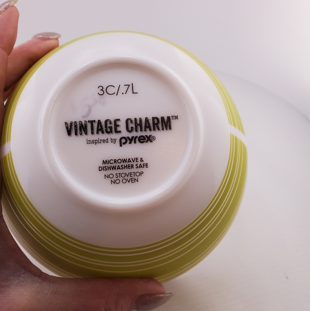 Vintage Charm Pyrex Striped Bowl - Picture 4 of 6